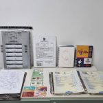 Foto mostra documentos de acusado por golpes e invasão de processos