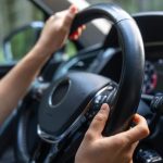 foto ilustrativa para notícia de adolescente que atropelou e matou um homem. foto mostra duas mãos segurando um volante de carro.