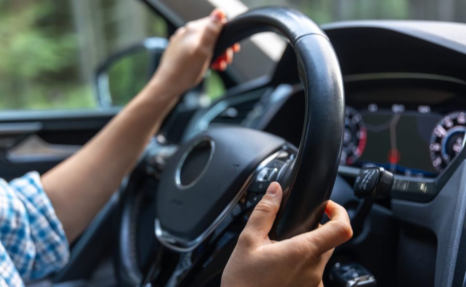 foto ilustrativa para notícia de adolescente que atropelou e matou um homem. foto mostra duas mãos segurando um volante de carro.