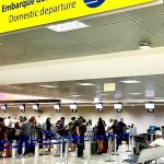 Passageiros fazem fila nos balcões de check-in do Aeroporto Internacional Afonso Pena, na Região Metropolitana de Curitiba, durante período de grande movimentação de viagens.