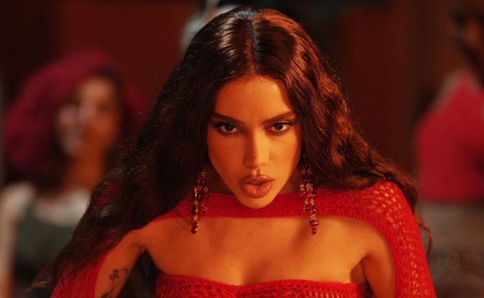 Foto da cantora Anitta em videoclipe. Cantora será uma das atrações na abertura da Copa do Mundo.