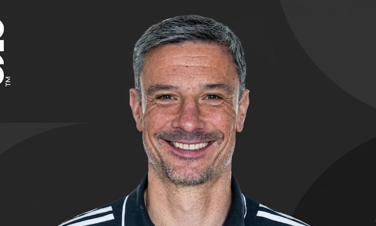 Foto de Slavko Vinčić, árbitro que apita Brasil e Marrocos na Copa do Mundo