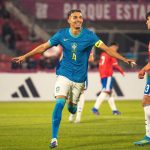 Arthur Dias comemora o gol marcado pela Seleção Brasileira Sub-20 na vitória por 1 a 0 sobre o Chile em amistoso disputado no Estádio Nacional, em Santiago.