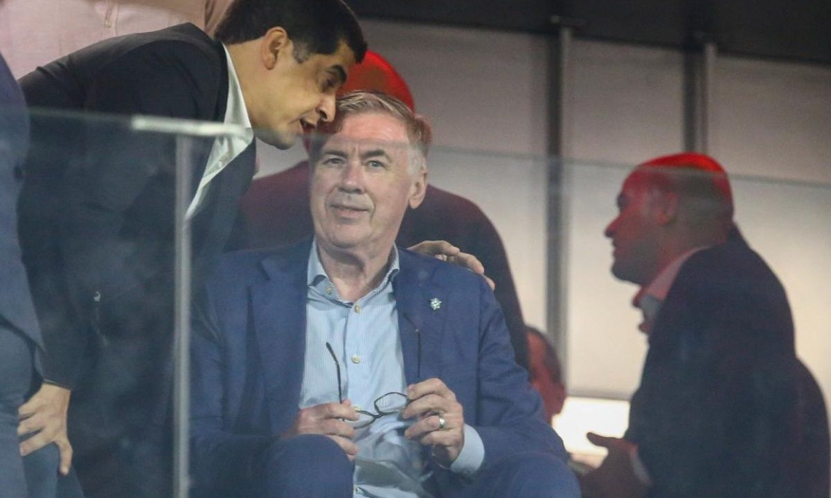 Carlo Ancelotti em camarote da Arena da Baixada durante jogo entre Athletico e Flamengo.