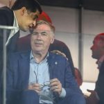 Carlo Ancelotti em camarote da Arena da Baixada durante jogo entre Athletico e Flamengo.