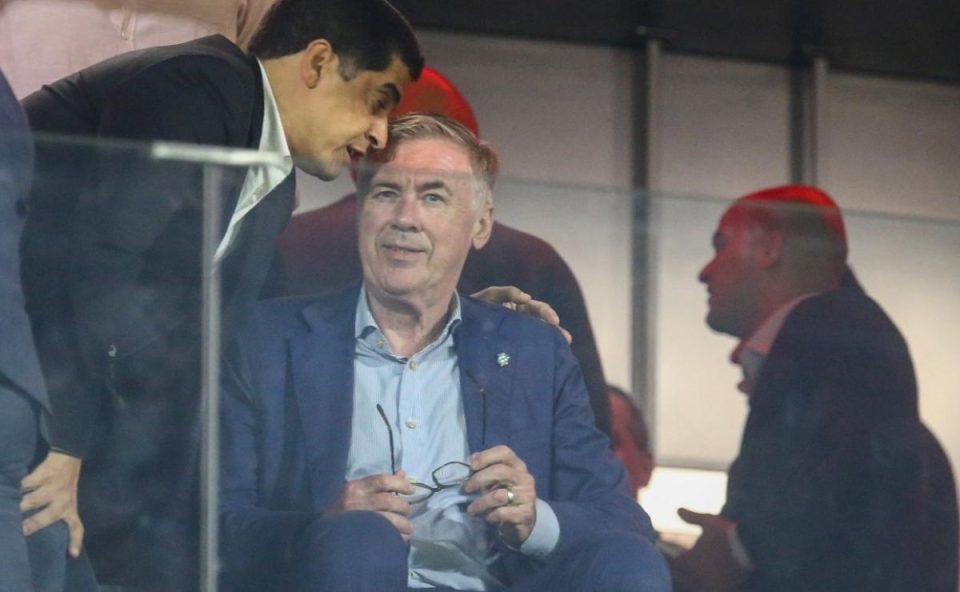 Carlo Ancelotti em camarote da Arena da Baixada durante jogo entre Athletico e Flamengo.