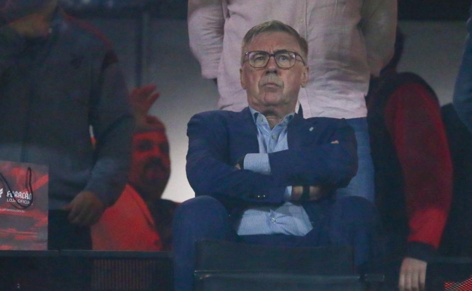 Carlo Ancelotti acompanha jogo do Athletico na Arena da Baixada durante partida do Campeonato Brasileiro.