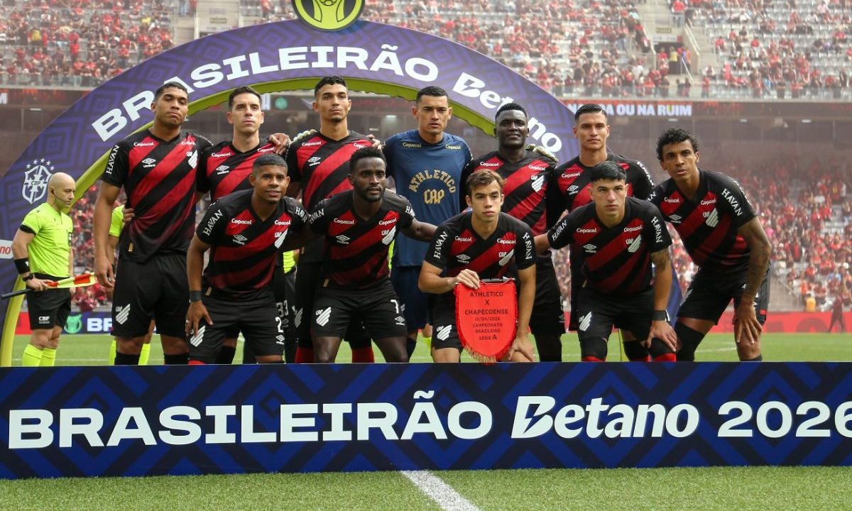 Jogadores do Athletico reunidos para foto oficial antes da partida contra a Chapecoense pelo Campeonato Brasileiro de 2026 na Arena da Baixada.