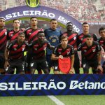 Jogadores do Athletico reunidos para foto oficial antes da partida contra a Chapecoense pelo Campeonato Brasileiro de 2026 na Arena da Baixada.