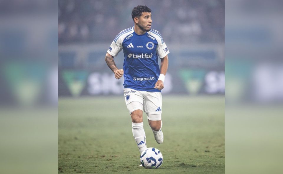 William, lateral-direito do Cruzeiro, conduz a bola durante partida. O jogador é alvo de sondagem do Athletico para a próxima janela de transferências.