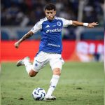 William, lateral-direito do Cruzeiro, finaliza durante partida. O jogador está na mira do Athletico para a disputa do Campeonato Brasileiro.