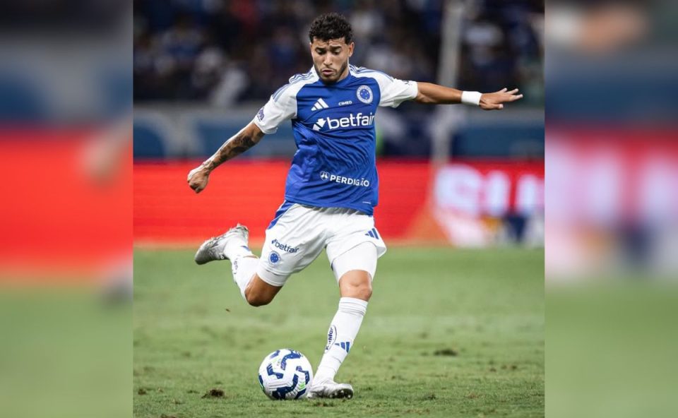 William, lateral-direito do Cruzeiro, finaliza durante partida. O jogador está na mira do Athletico para a disputa do Campeonato Brasileiro.