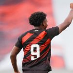 Foto de jogador do Athletico comemorando gol contra o Coritiba no Paranaense sub-17