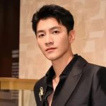 Foto do ator Jin Ze olhando para a câmera/ artista foi encontrado morto dentro de casa