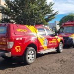 Foto mostra duas viaturas do Corpo de Bombeiros que atuou no resgate do bebê que caiu em uma piscina em Cascavel. Viaturas são vermelhas. Estacionadas no mei oda rua.