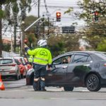 Agente de trânsito orienta motoristas em cruzamento de Curitiba durante bloqueio viário provocado por alterações no tráfego.