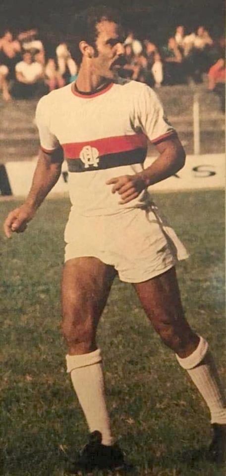 Brito defendendo o Athletico.