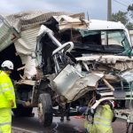 Foto mostra cabine de caminhão destruída, como lata de sardinha, após motorista se envolver em colisão traseira no Contorno Sul
