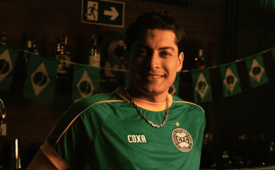 Foto da camisa do Coritiba inspirada na seleção brasileira