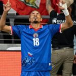 Wilson Isidor comemora gol do Haiti em amistoso antes da Copa do Mundo