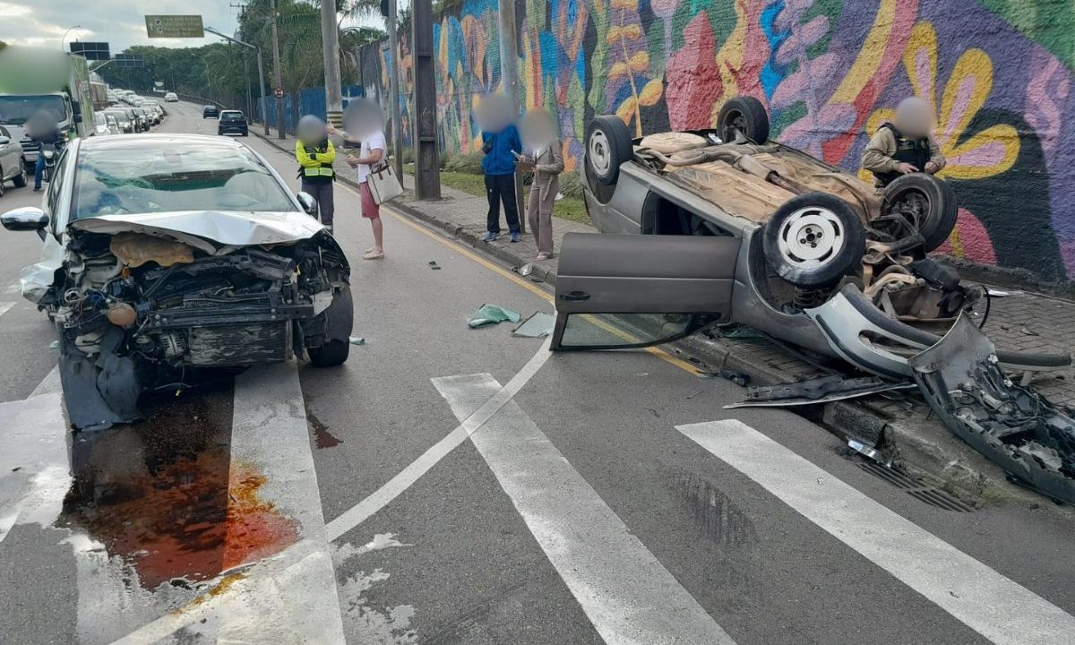 Imagem mostra carro que capotou após acidente no Jardim Botânico.