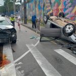 Imagem mostra carro que capotou após acidente no Jardim Botânico.