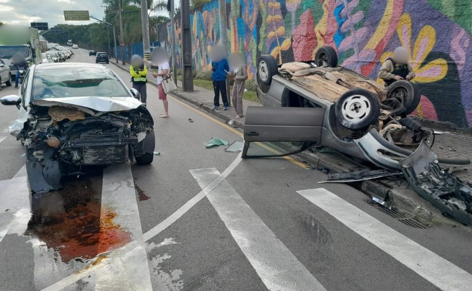 Imagem mostra carro que capotou após acidente no Jardim Botânico.