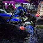 Corpo de bombeiros mexendo no carro após pegar fogo no Seminário