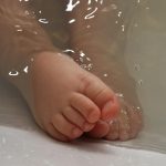 Pé de bebê para representar filho morto por casal suspeito pelo crime