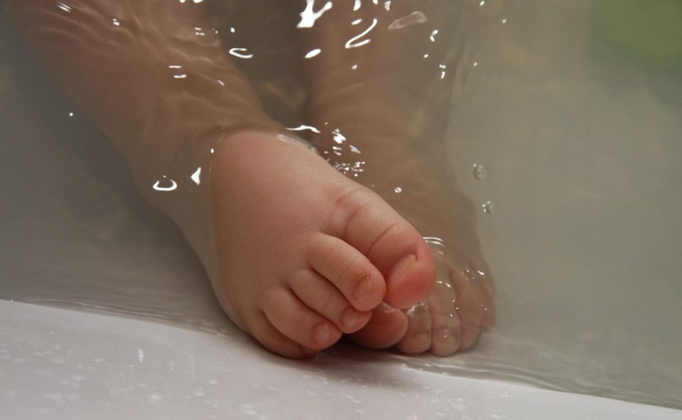 Pé de bebê para representar filho morto por casal suspeito pelo crime