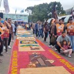 Foto mostra confecção de tapete de Corpus Christi em Curitiba