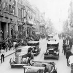 Foto da Rua XV de Novembro no Centro de Curitiba no início da década de 1930, cerca de quatro anos após a implantação do primeiro asfalto no trecho.