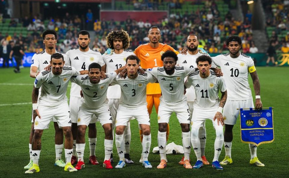 Jogadores da seleção de Curaçao posam para foto oficial antes de amistoso preparatório para a Copa do Mundo de 2026.