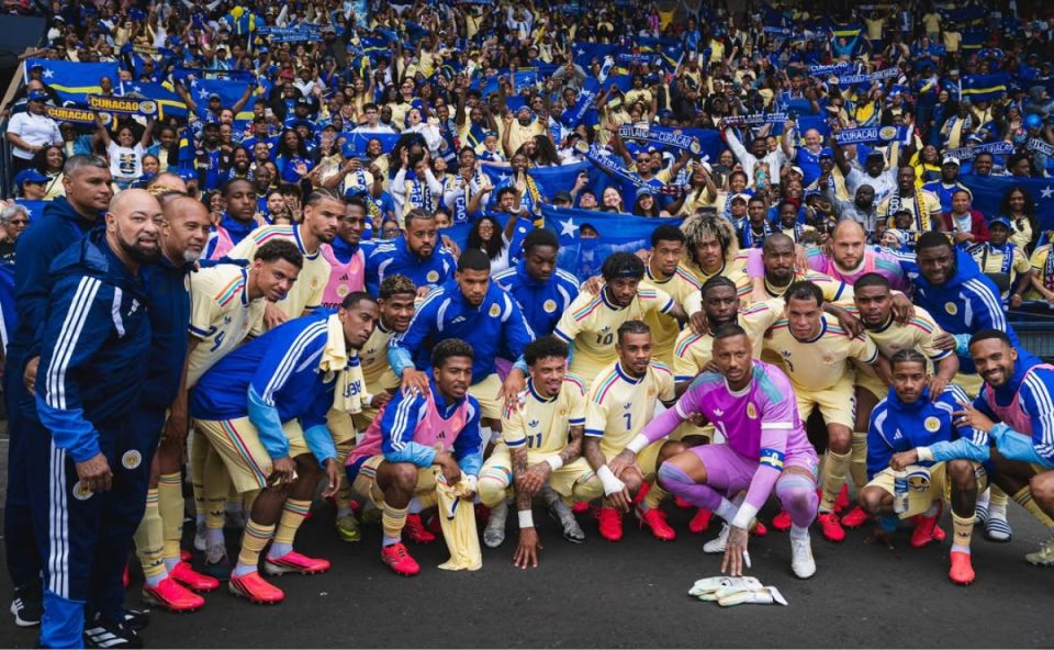 Jogadores da seleção de Curaçao celebram com torcedores durante preparação para a Copa do Mundo de 2026.