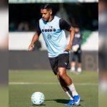 Pedro Rocha conduz a bola durante treinamento do Coritiba no CT da Graciosa antes de partida pelo Campeonato Brasileiro.