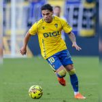 Brian Ocampo, atacante uruguaio do Cádiz, conduz a bola durante partida do futebol espanhol.