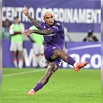 Dodô, lateral-direito brasileiro da Fiorentina, finaliza uma jogada durante partida do Campeonato Italiano.