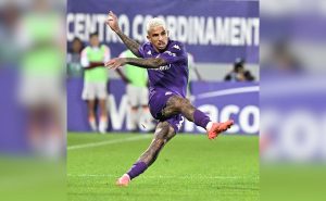 Dodô, lateral-direito brasileiro da Fiorentina, finaliza uma jogada durante partida do Campeonato Italiano.