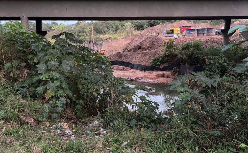 Vista do trecho do Rio Barigui, na Cidade Industrial de Curitiba, onde o corpo de um homem foi encontrado em avançado estado de decomposição.