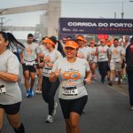 Mulheres correndo pela Corrida do Porto e homens atrás