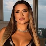 Foto da influenciadora Deolane Bezerra olhando para a câmera