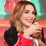 Foto da influenciadora Deolane Bezerra com copo na mão