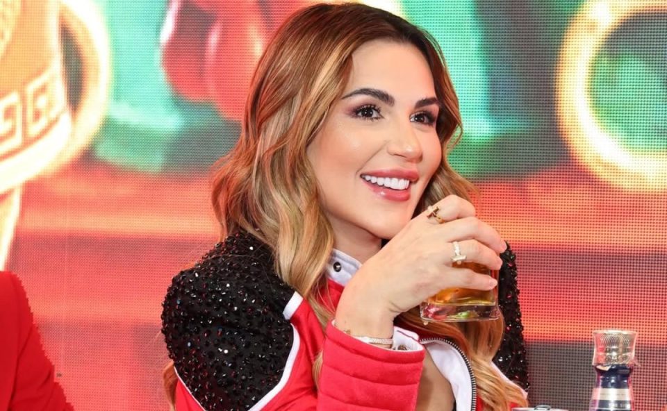 Foto da influenciadora Deolane Bezerra com copo na mão