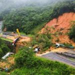 Foto mostra deslizamento na BR-376