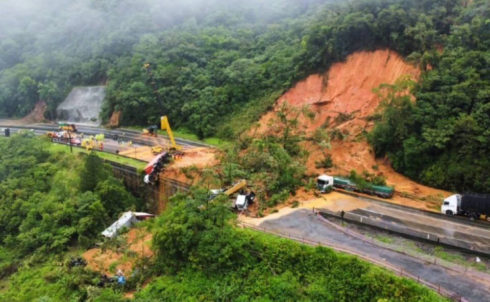 Foto mostra deslizamento na BR-376
