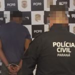 Homem preso pela Polícia Civil durante operação em Pinhais é conduzido após cumprimento de mandado de prisão.