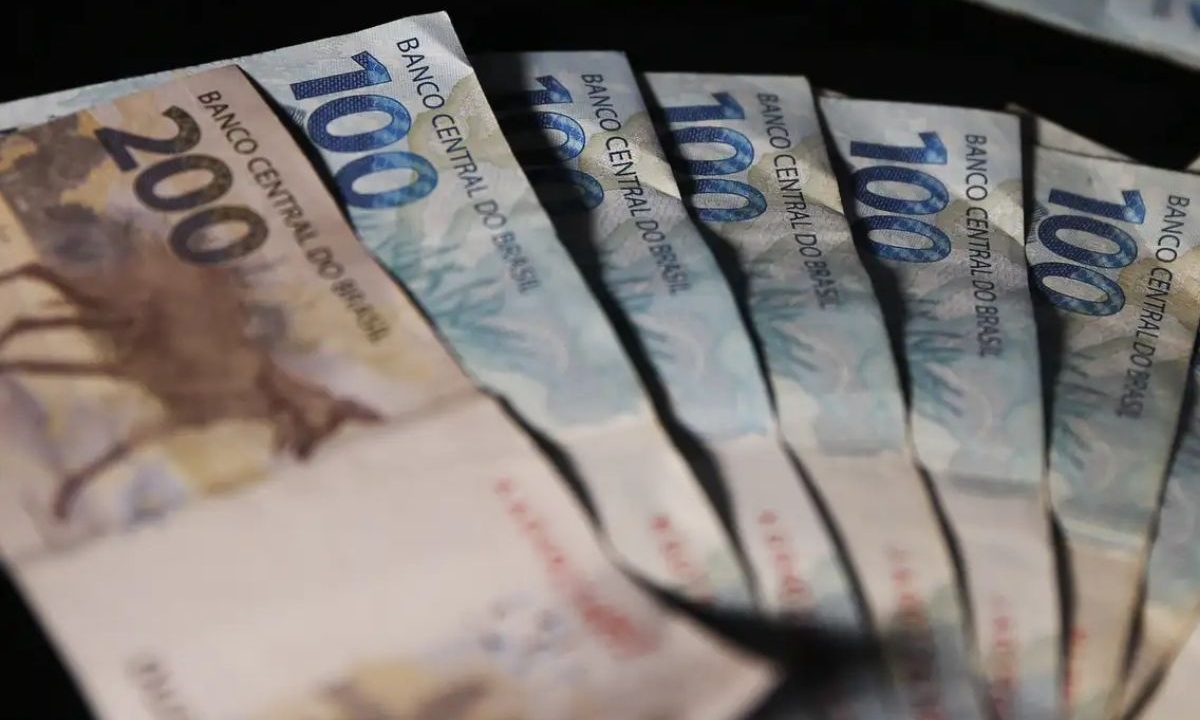 Notas de R$ 100 e R$ 200.