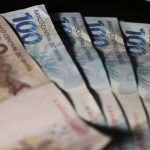 Notas de R$ 100 e R$ 200.