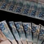 Notas de R$ 100 e R$ 200, representando a probabilidade da Lotofácil.