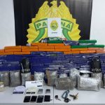 Tabletes de drogas apreendidos pela Rotam com embalagens estampadas com a imagem de Pablo Escobar.